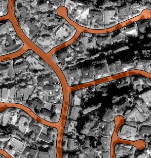 n Planimetrik vektörel sokak haritası ile (turuncu, orto-foto hava fotoğrafından üretilmiş) La Jolla, California ya ait pankromatik IKONOS uydu görüntüsünün (1- metre piksel boyutunda) üst üste