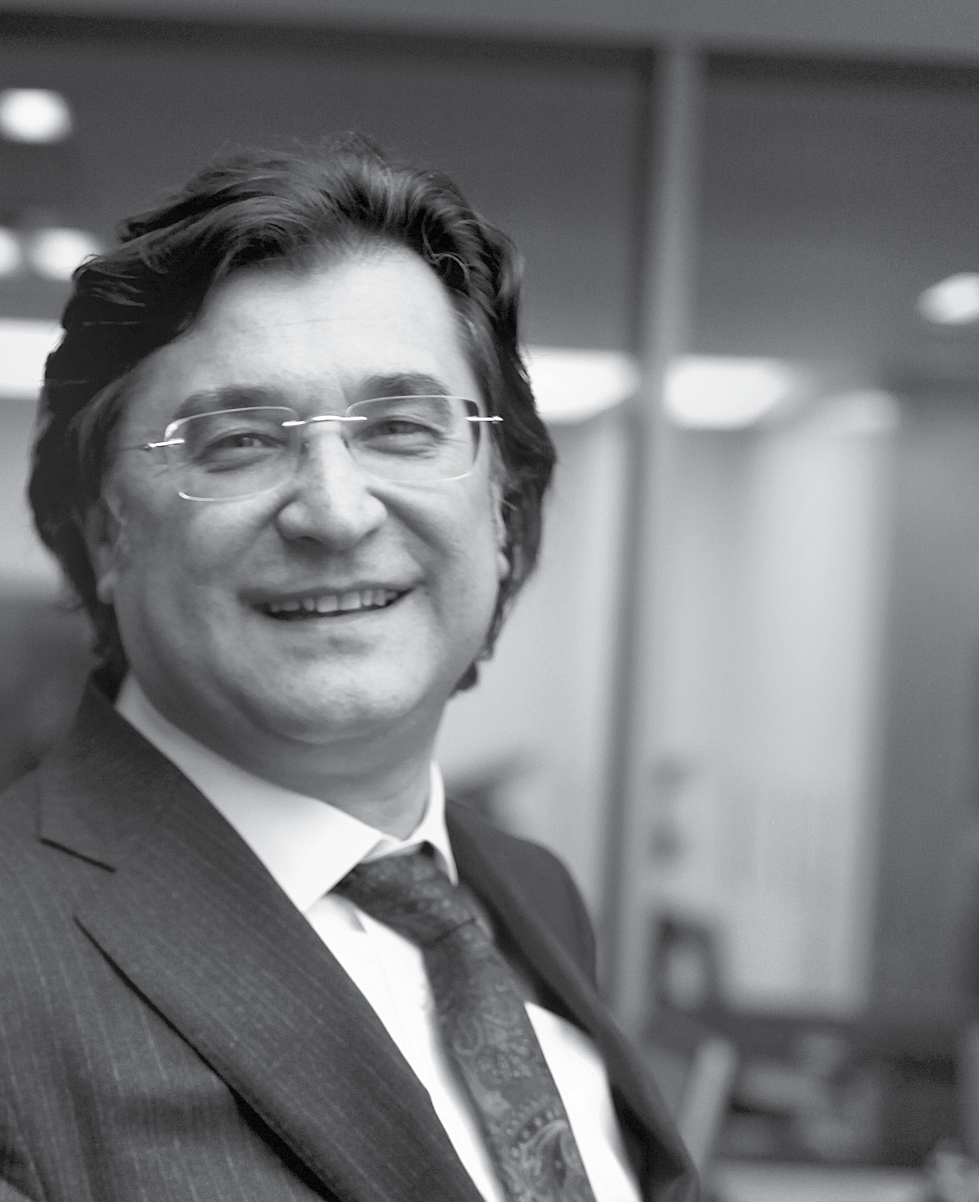 Ali Osman ÖZTÜRK 1965 yılında Ankara da doğdu. ODTÜ Mimarlık Bölümü nü bitirdikten sonra aynı bölümde yüksek lisansını tamamladı.