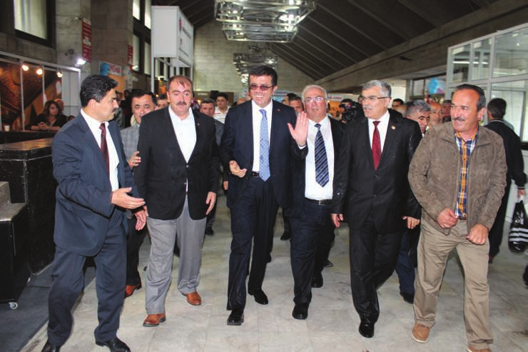 BAKAN ZEYBEKÇİ DE GELDİ Burdur Tanıtım Günleri nin bir diğer ziyaretçisi de Ekonomi Bakanı Nihat Zeybekçi oldu.