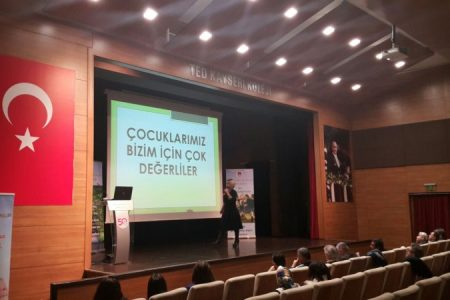 rehberlik programı dahilinde ilk seminerlerimizi gerçekleştirdik. Rehber Öğretmenimiz Dilek ARSLAN GÜLTEKİN tarafından Beni Koşulsuz Kabul Et başlıklı seminer yapıldı.