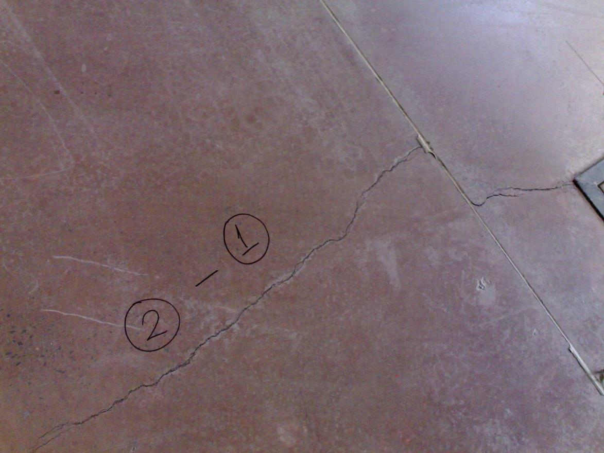 Resim 7: Döşeme kaplamasında beton çatlağı Belli bir kısmı anoların