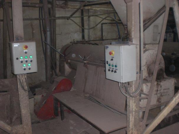 gönderilir. Yüzey tabaka bunkerinde ise ince malzeme yongasına belirlenen oranda tutkal karışımı verilmek üzere dozajlama işlemi yapılır.