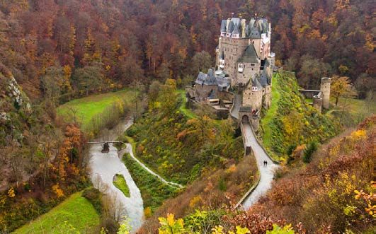 Eltz Kalesi, Almanya'nın Koblenz ve Trier şehirleri arasından geçen Moselle Nehri üzerindeki tepelerde bulunan bir Orta Çağ kalesidir. Kale içinde 12.