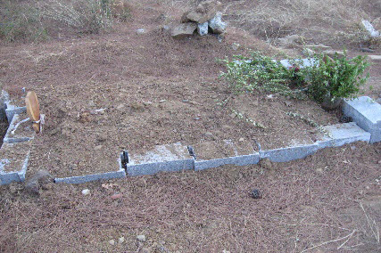 TAŞELİ YÖRESİ TAHTACILARININ GEÇİŞ DÖNEMLERİNDE MİTOLOJİK UNSURLAR Resim 4:Üzerine ip çekilmiş mezar (Bozyazı Tekedüzü mezarlığı) Kefenin parçalarından mezarın üzerine bir ip çekilmesi, mitolojik