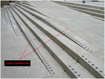 Merdiven ve rampa başlangıç/ bitişlerinde görme engelliler için yer işaretlemeleri yapılmalıdır.