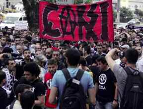 17 HAZİRAN 2013 0 212 260 23 60-0 212 260 52 29 %50 ye varan indirimler 'ta gözaltılar POLİS önceki günde İstanbul da Taksim, Ankara da Kızılay a gitmek isteyenlere sert müdahale etti.