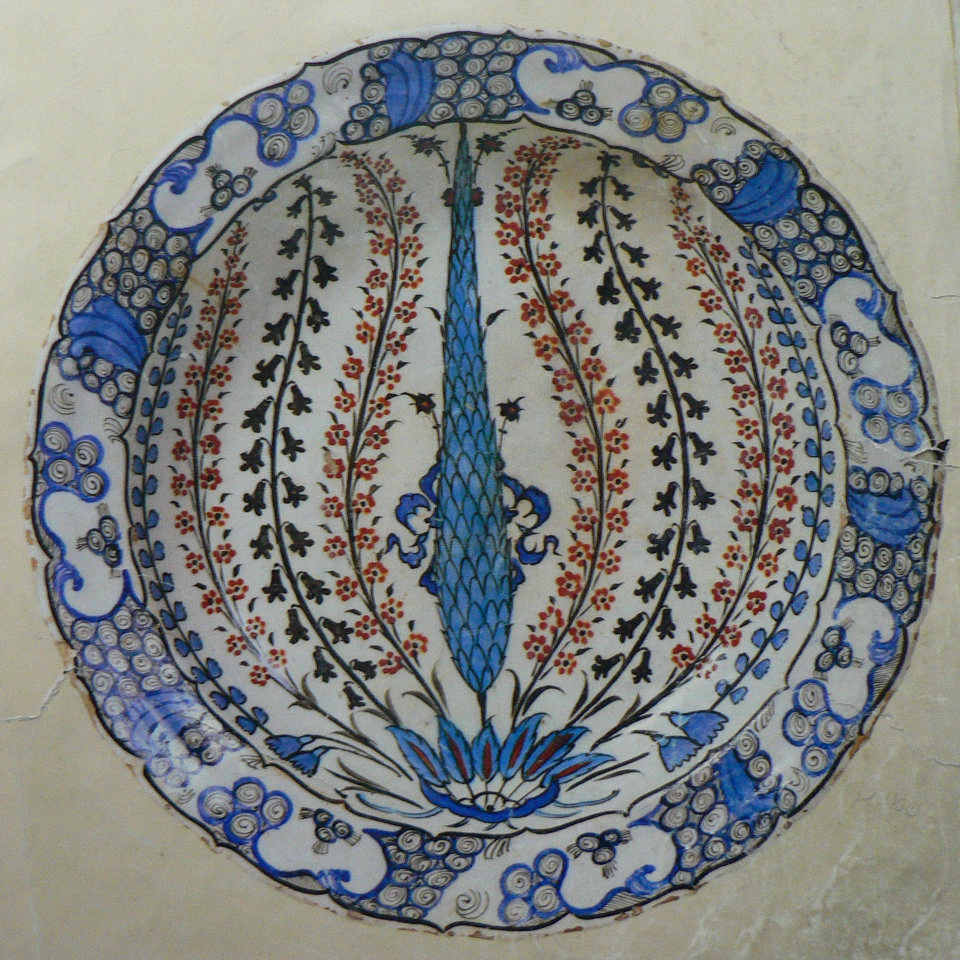 Servi (Selvi) Ağacı Servi motifinin İznik çinilerinde ilk kullanılışı 1520 lerde Baba Nakkaş işinin geç devrinde olmuştur; ancak kabarık kırmızı rengin benimsenmesine kadar çok fazla