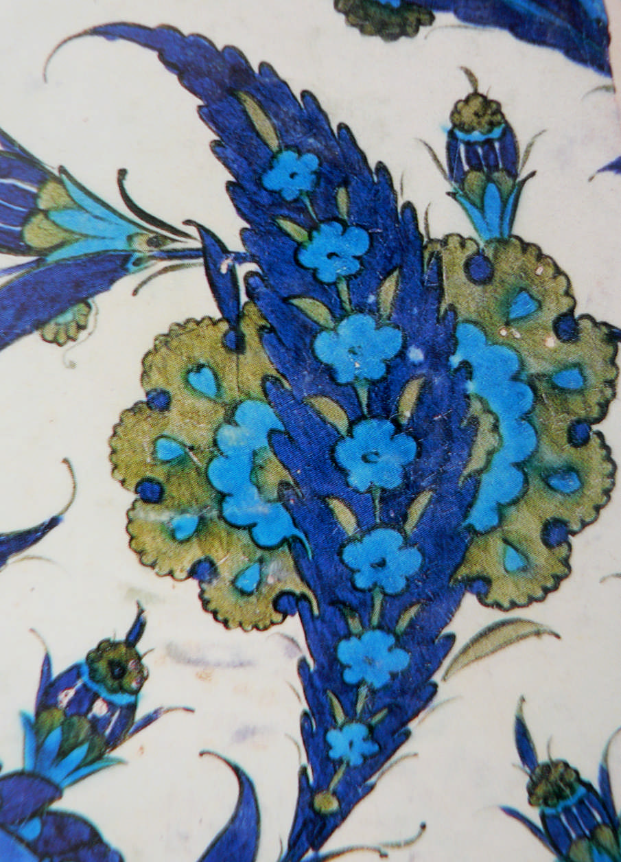 Bahar dalı motifi iri ve gösterişli çizilmiş olan çeşitli motiflerin içlerinin bezenmesinde de kullanılır.