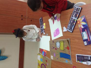 Görsel Sanatlar dersimizde bu hafta 1.sınıf öğrencilerimiz ile birlikte örüntü Çalışmaları yaptık. 2. sınıf öğrencilerimiz ile resim türlerinden natürmort hakkında bilgi edindik. 3.
