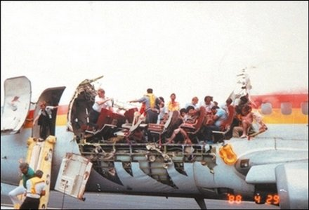 1988 19 yıllık Boeing 737 Fuselage fatigue failure One person died and 69 were injured.
