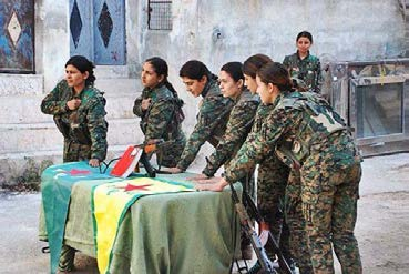 YPG NIN ASKERI ANGAJMANLARI RESİM 5 VE RESİM 6 YPG EĞITIMDEN GEÇIRDIĞI ÇOCUK YAŞTAKI MILITANLARINA ÖCALAN IN KITABI ÜZERINE YEMIN ETTIRMEKTEDIR.