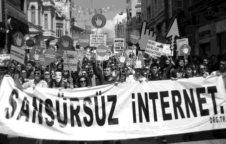 Cumartesi günü Taksim'de yürüyüş yapıldı. Taksim Tramvay Durağında 'Sansürsüz internet' yazılı pankart açan sansür karşıtları, İstiklal Caddesi boyunca yürüdü.