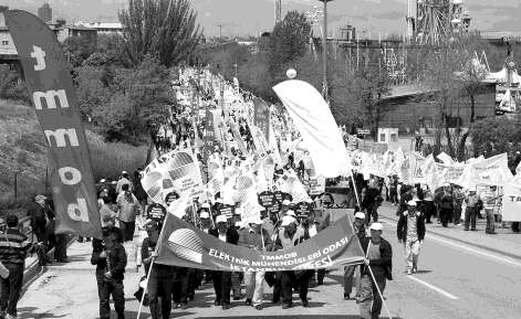 gıda yasası" diyen gıda mühendisleri, "Madenlerin gerçek sahipleri halktır" diyen maden mühendisleri, "Nükleer santrala hayır" diyen elektrik mühendisleri, "Yaşamı kuran biziz, yaşamımızı yıkan AKP"