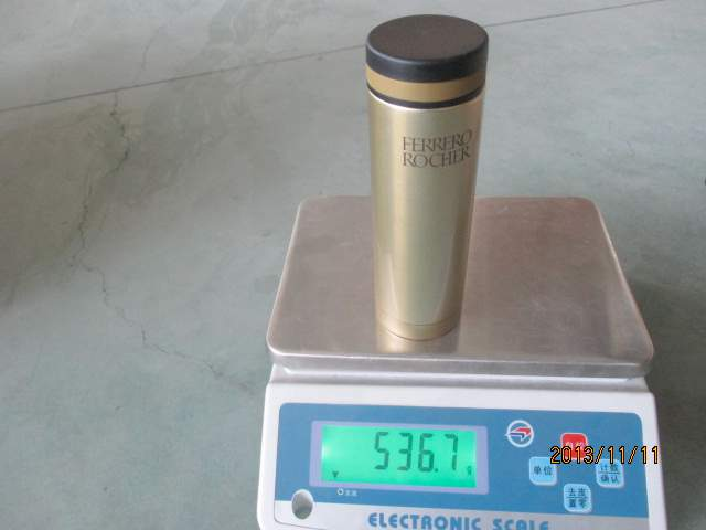 Hot water leak test. Put hot water into Vacuum No leak flask, observe the water leak situation 5 minutes later. Vacuum flask s screw cover seal test.