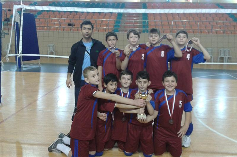 BAġARILARIMIZ Ġstanbul da düzenlenen Küçük Erkekler Voleybol Turnuvasında okulumuz voleybol takımı Ġstanbul 3.