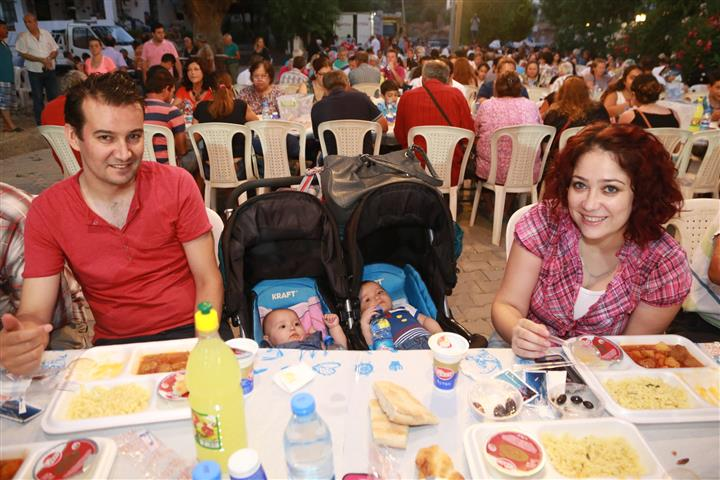 yaptı. Duaların okunmasıyla başlayan iftarda Başkan Mehmet Kocadon, yemeğin ardından vatandaşlarla bol bol sohbet etti.