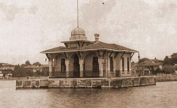 TARİHTE KADIKÖY BOSTANCI İSKELESİ Bostancı İskelesi,uzun bir rıhtımın uç kısmına 1912 1913 tarihinde inşaa edilmiştir.