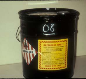 Tehlike kimyasal kaplarının üzerinde ayrıca atığın «Tehlike Atıklar Yönetmeliğinde» verilen atık