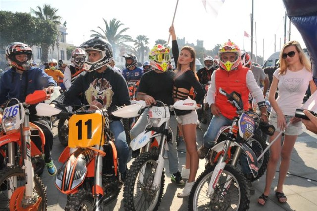 . Vatandaşların ilgiyle izlediği motosikletliler, Neyzen Tevfik Caddesi ve Kıbrıs Şehitleri Caddesi ni takiben Kızılağaç mevkisindeki parkura geçerek test turu ve sıralama turlarına katılacak.