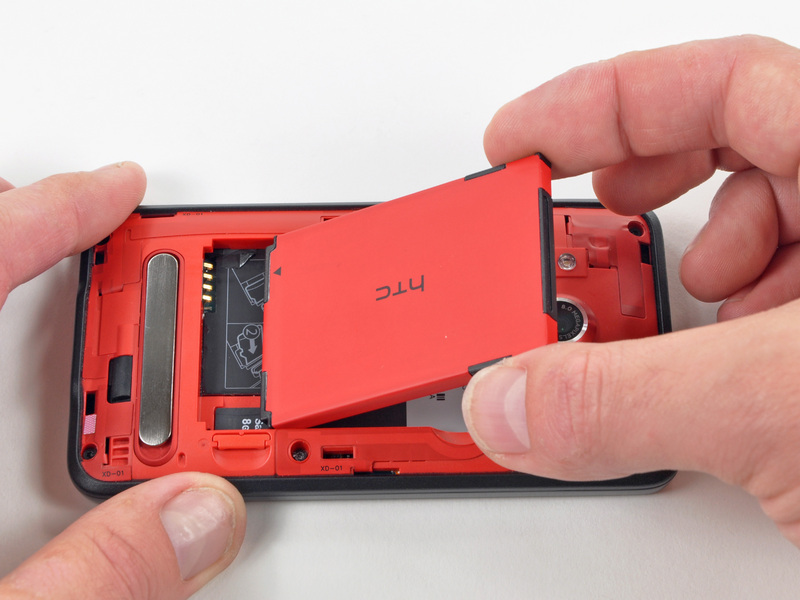 Adım 4 MicroSD kart iç çerçeveye bağlı kırmızı MicroSD tutucu
