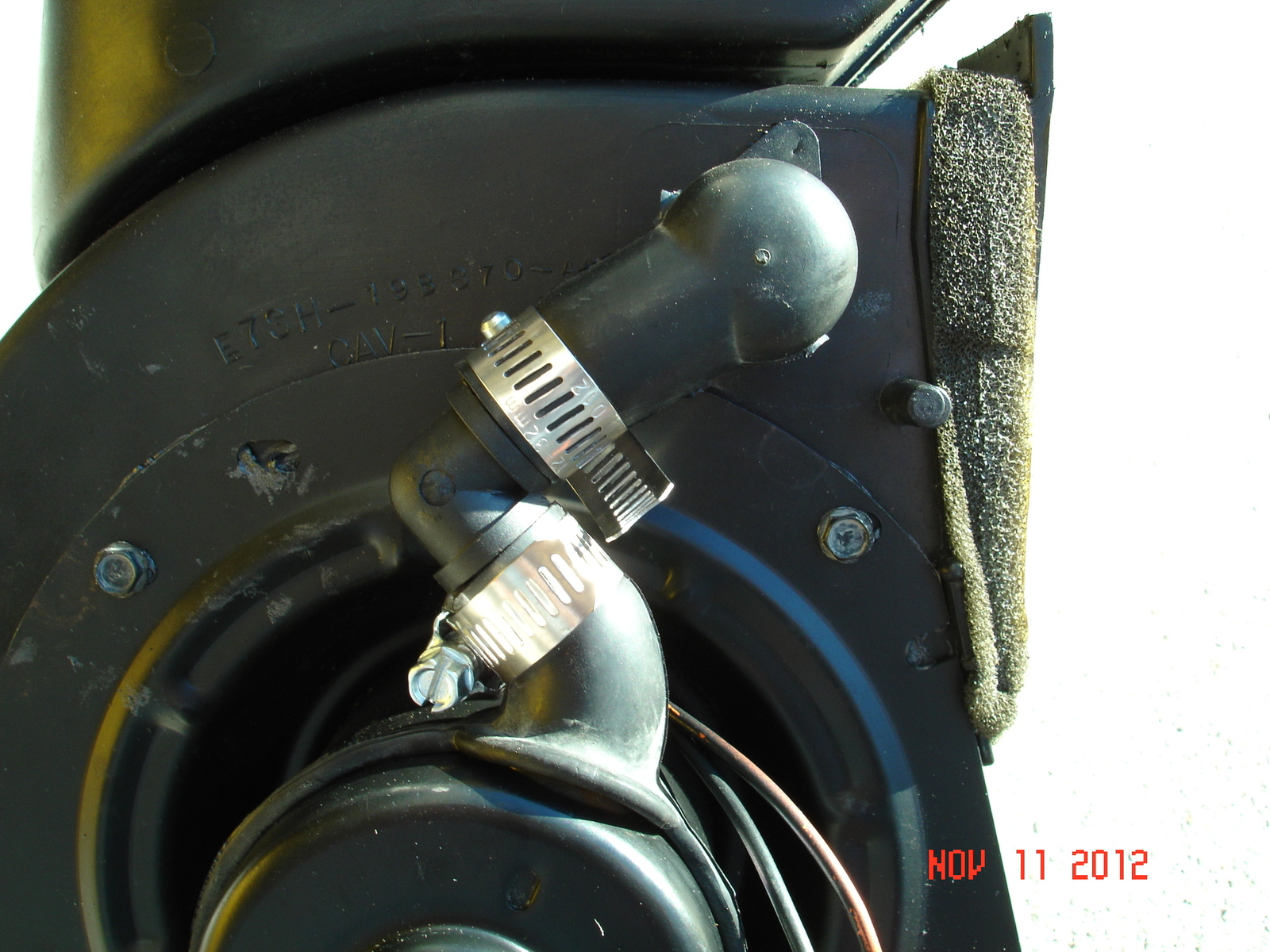Adım 7 18. Benim yedek fan motoru doğru yerde odaklı motor soğutması delik yoktu, bu yüzden Dorman PN ile modifiye: 47062 (üniversal 90 derece 5/8 "ısıtıcı hortum dirseği).