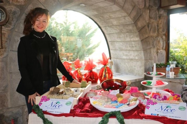 Bodrum Belediyesi nden Noel kutlaması Bodrum Belediyesi tarafından Trafo Bodrum da, Bodrum yarımadasında yaşayan yabancı vatandaşlar için Noel kutlaması yapılarak, yeni yıl pastası kesildi.