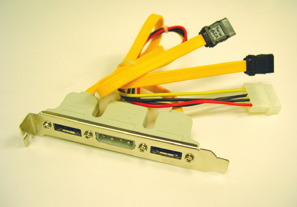Adım 4: SATA sinyal kablosunun bir ucunu bağlantı ayağı üzerindeki harici SATA konektörüne