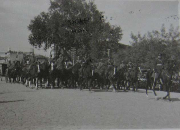 Resim 14. Törenlere katılan atlı askeri birlikler KAYNAKÇA Arşiv Kaynakları Onuncu ve On Beşinci Yıl Bayram Kutlamalarına Ayrılan Ödenek, BCA, Fon Kodu: 490. 01, Yer No: 1142.8.
