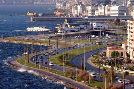 İzmir bir kıyı kentidir.