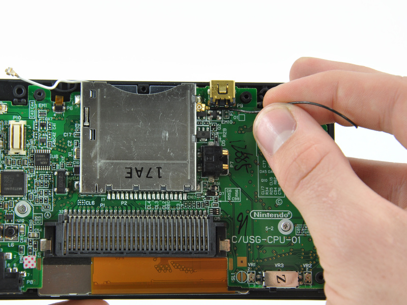 kablo konnektörü DS Lite oyun kartuşu okuyucu altında olana kadar yavaş ve dikkatli anten kablosunu çekin.