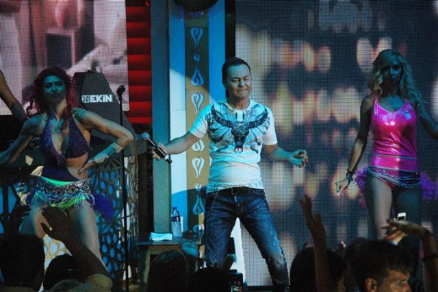 Eski ve yeni albümünden yeni albümünde bulunan şarkılarını seslendiren Ortaç, yaklaşık 2 saat sahnede kaldı.