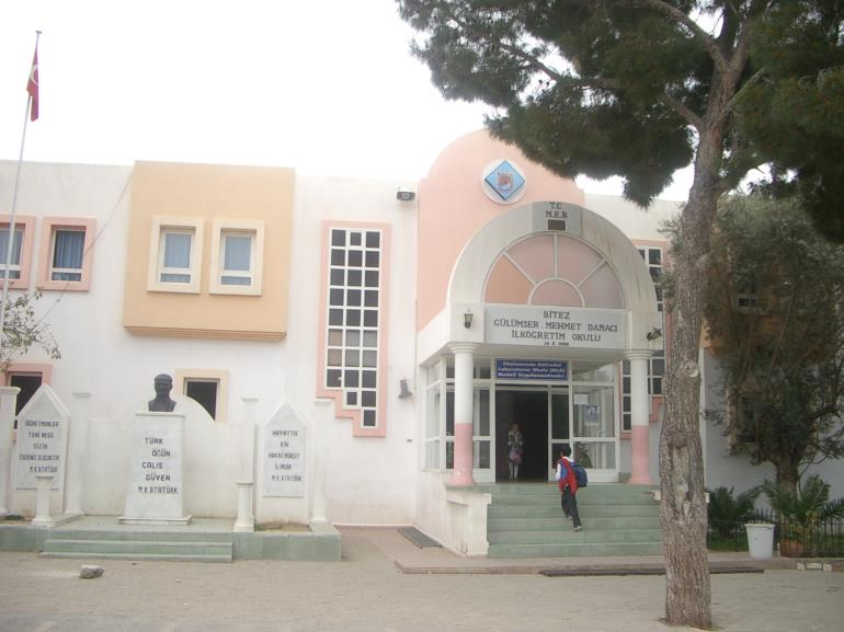 bitirilmiştir. 1998 1999 Eğitim ve Öğretim yılının başında da Türk Milli Eğitiminin hizmetine girmiştir.
