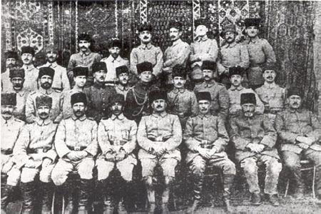 15'inci Kolordu Komutanı Kâzım Karabekir Paşa Karargâh Subaylarıyla Birinci Dünya Savaşı sırasında Rusya'da 1917 yılında gerçekleşen ihtilalin ardından Rus ordusunun Kafkasya yı terk etmesi üzerine,