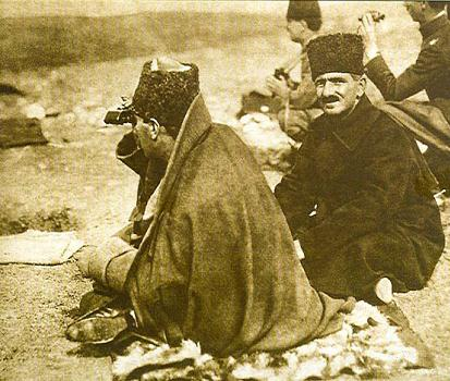 Başkomutan Mustafa Kemal Paşa Zafer Tepe de (10 Eylül 1921) Siyasi Sonuçlar: Sakarya Zaferi sonrasında ortaya çıkan siyasal gelişmeler şu şekilde ifade edilebilir.
