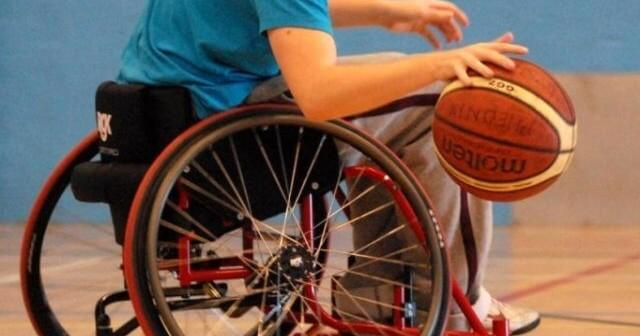 TEKERLEKLİ SANDALYE BASKETBOL Çok yüksek bir fizik kondisyon ve teknik beceriyle birlikte süratli bir biçimde yer değiştirmeyi gerektiren tekerlekli sandalye basketbol karşılaşmaları, Paralimpik
