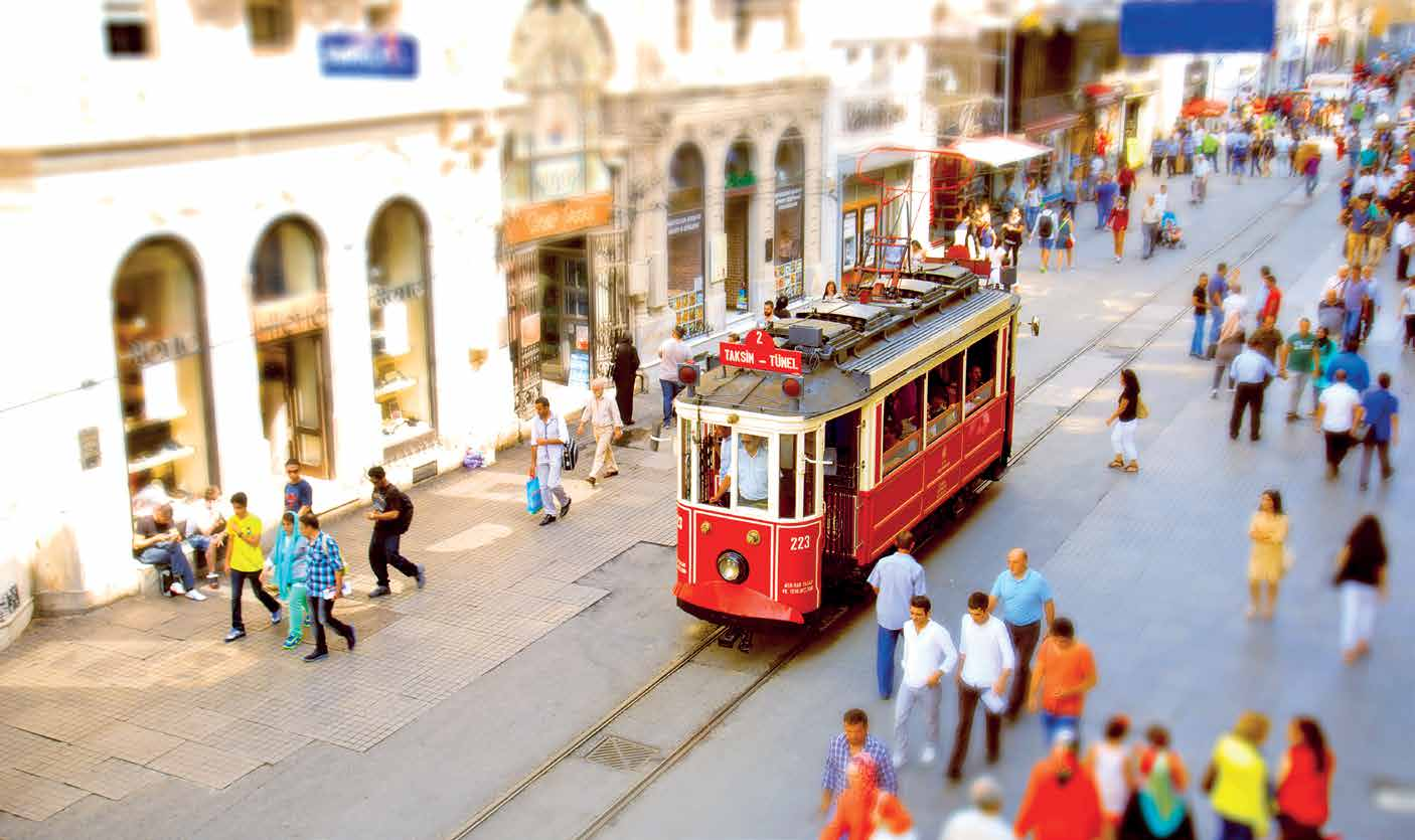 Nostaljik Tramvay Beyoğlu Çiçek Pasajı Önünde