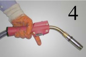 OPERTION Ÿ Hold the torch switch pressed until the wire comes Ÿ :ppropriate pressure on wire and appropriate roll size (canal depth) selection.