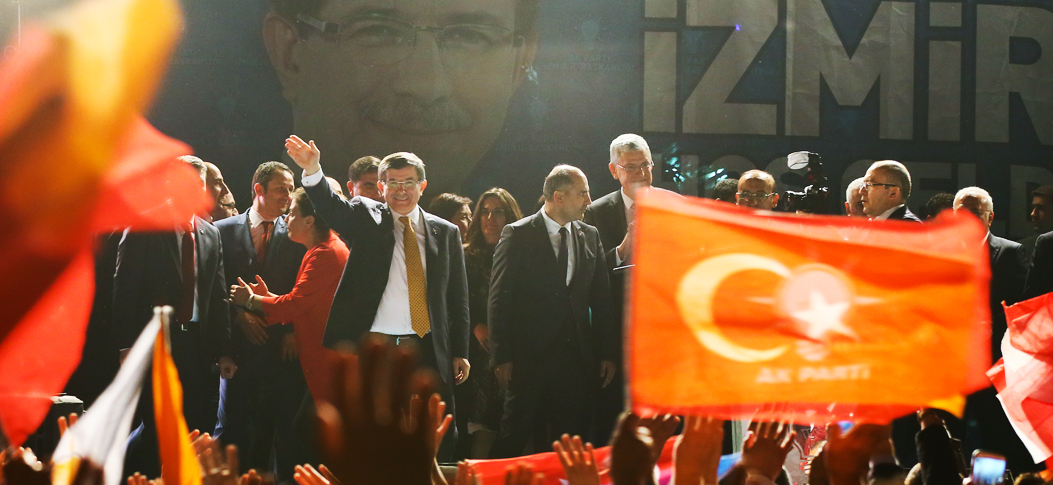 Başbakan Davutoğlu İzmir de halka hitap etti Mart 08, 2016-11:02:00 Başbakan Ahmet Davutoğlu, AK Parti İzmir İl Başkanlığı ziyareti esnasında, parti binası önünde toplanan vatandaşlara hitap etti.