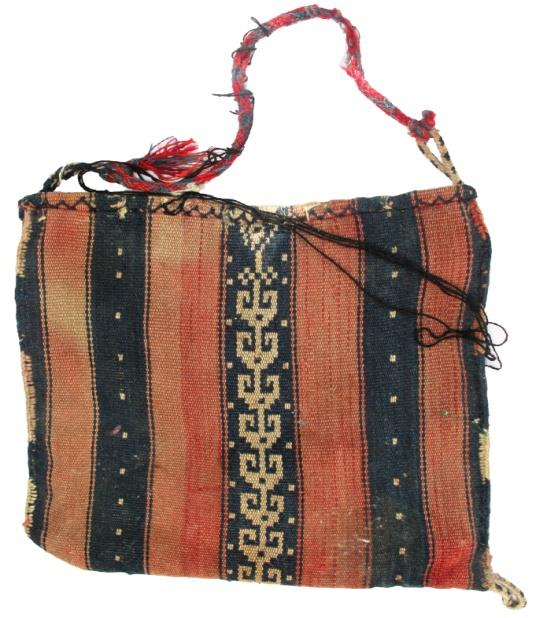 Hakkâri yöresinde çantalar (torba) geçmiş yıllarda halk tarafından sıkça kullanılan dokumalar arasında yer alır.