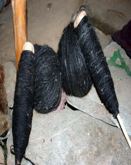 44 önlemesi için yünden dokunmuş halı ve kilim gibi dokumaların altına serilmektedir. Anadolu da keçinin kılı yılda bir kez kırkılmaktadır.