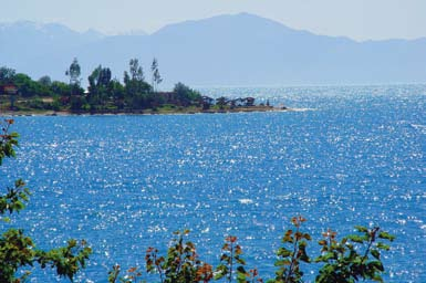 41 Anadolu nun en büyük kapalı havzası olan Van Gölü kıyısında; toprakları verimli, akarsuları bol, iklim koşulları oldukça elverişli bir yerleşim
