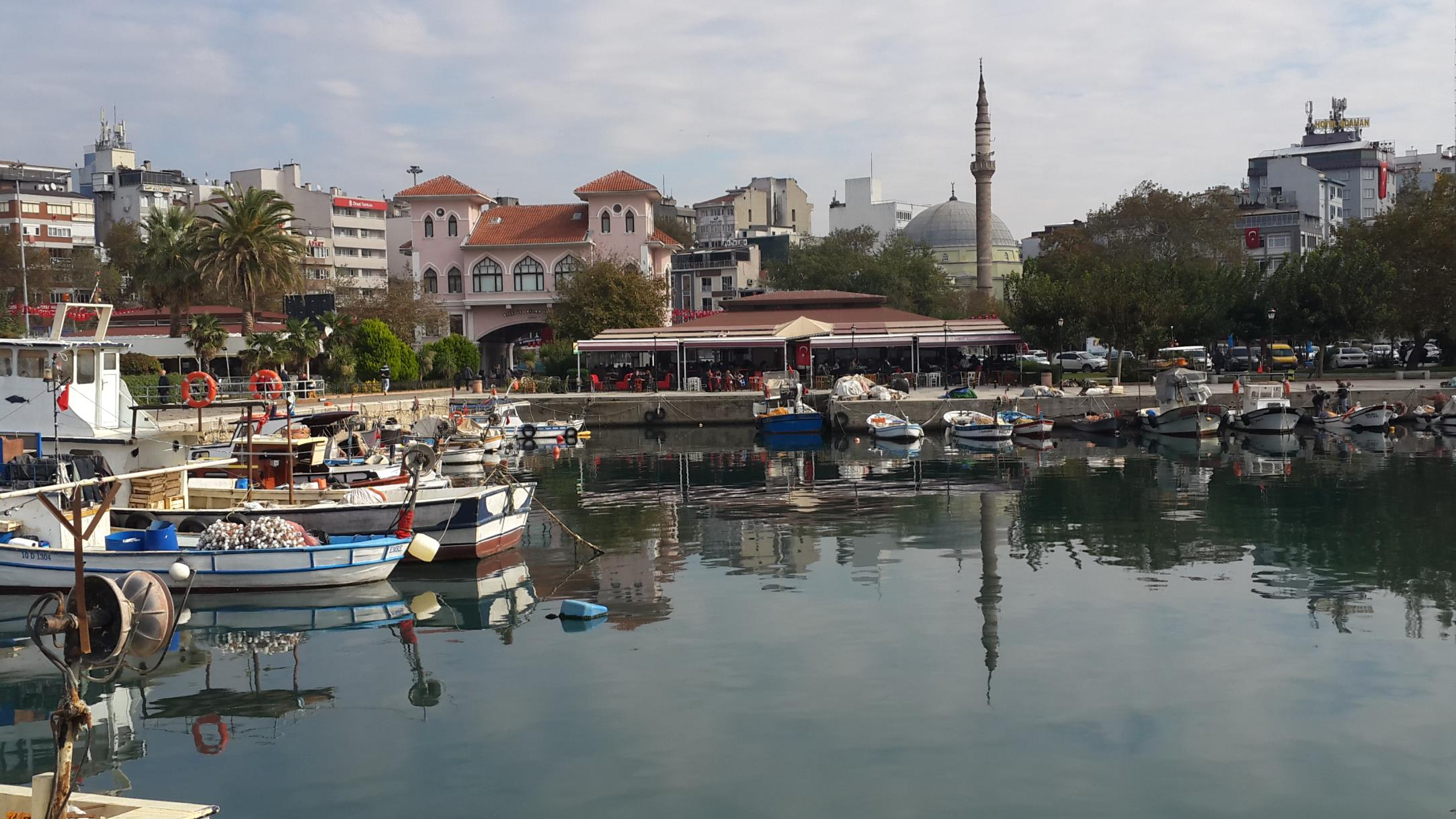 Bir balıkçı köyü ve Kyzikos şehir devletinin limanı olarak ta kullanılan Bandırma, "güvenilir liman" anlamına gelen "Panormos" adıyla bugün Livatya olarak adlandırılan