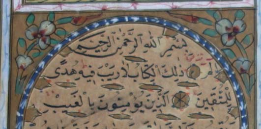 131 Serlevha Fatiha ve Bakara surelerinin ilk ayetlerinin yazılı olduğu serlevha sayfası karşılıklı çift sayfa olarak tezhiplenmiştir. Surelerin yazılı olduğu alan daire formundadır.