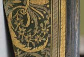 lu Kur an-ı Kerimde sayfa zemininde görülen halkar tarzı sayfa tezhibi üzerinde madalyon formunda ve uç kısımları rumi kompozisyonları ile tamamlanmış tezyinat görülür.