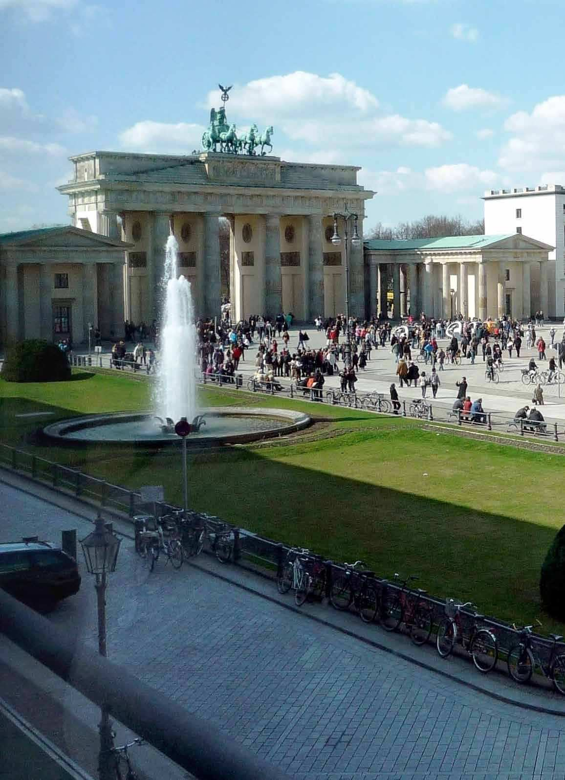28 BERLİN YÜRÜNEBİLİRLİK STRATEJİSİ Nüfus: 6.000.000 Özellik:Tarihi, Sanayi, Teknoloji Berlin Almanya nın başkenti, aynı zamanda da en büyük şehridir.