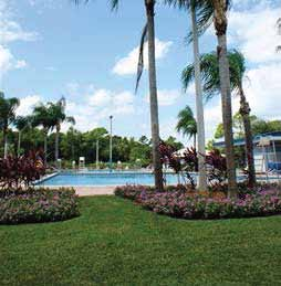LAL Yaz Okuluna ev sahipliği yapan Boca Raton, Atlantik Okyanusu na birkaç kilometre, Fort Lauderdale Havaalanı na 30 dakika, Miami Havaalanı na ise 1 saat mesafede bulunuyor.