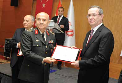 2016 yılı Savunma Sanayii İhracat Başarısı özel ödülünü ASELSAN Yönetim Kurulu Başkanı Mustafa Murat Şeker alırken, Teknoloji Geliştirme alanındaki özel ödülü ASELSAN Genel Müdürü Faik Eken