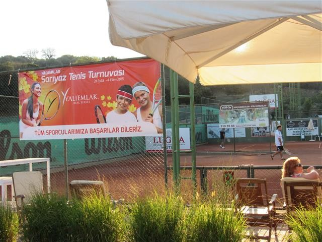 BODRUM DA ŞÖLENİ SARIYAZ TENİS Bodrum Golf ve Tenis Kulübü işbirliğiyle düzenlemiş Yalı Emlak Sarıyaz Teniz Cup Turnuvası tüm hızıyla devam ediyor.