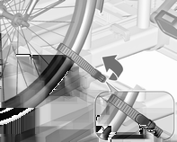 Pedalları (şekilde gösterilen) konuma getirin ve bisikleti en öndeki tekerlek girintisine