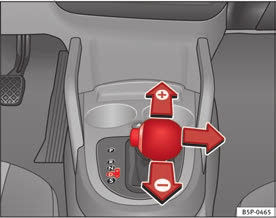 184 Sürüş (Devam) Yokuşta durmanız gerektiğinde, aracın kaymasını önlemek için aracı daima fren pedalı ile tutun.